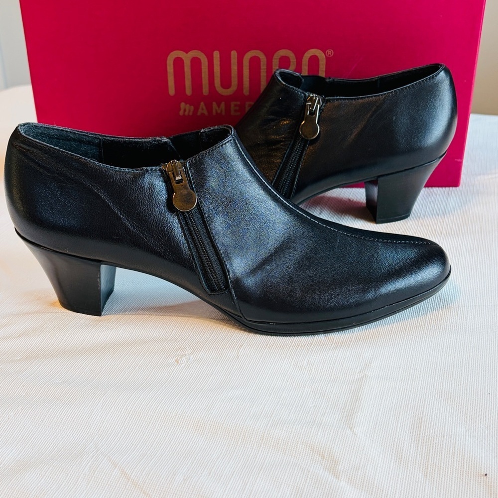 Munro Black Leather Heeled Ankle Booties with Side Zippers